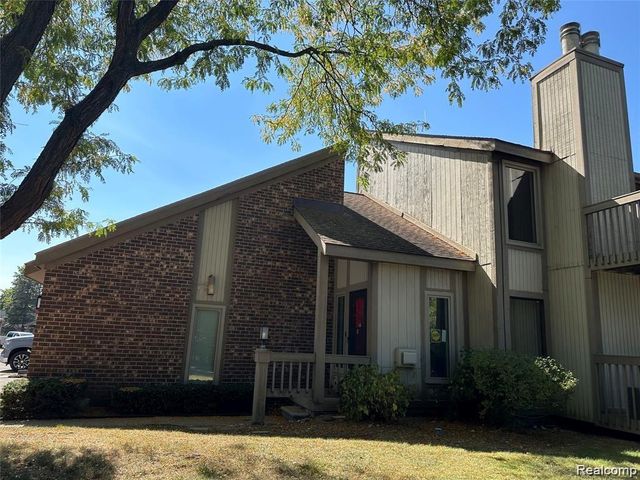 7490 S Brynmawr Court, West Bloomfield, MI 48322