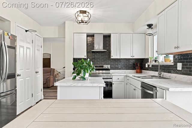 17900 Woodridge Drive, Riverview, MI 48193