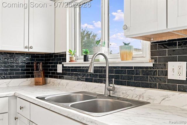 17900 Woodridge Drive, Riverview, MI 48193