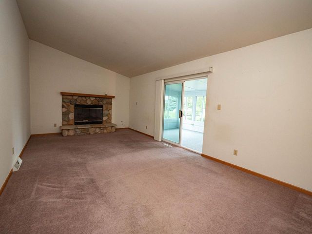 2405 N University DRIVE, Waukesha, WI 53188