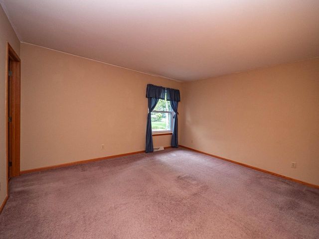 2405 N University DRIVE, Waukesha, WI 53188