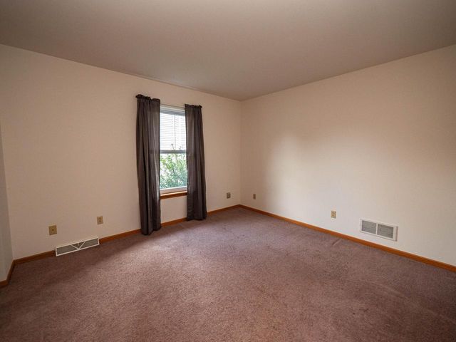 2405 N University DRIVE, Waukesha, WI 53188