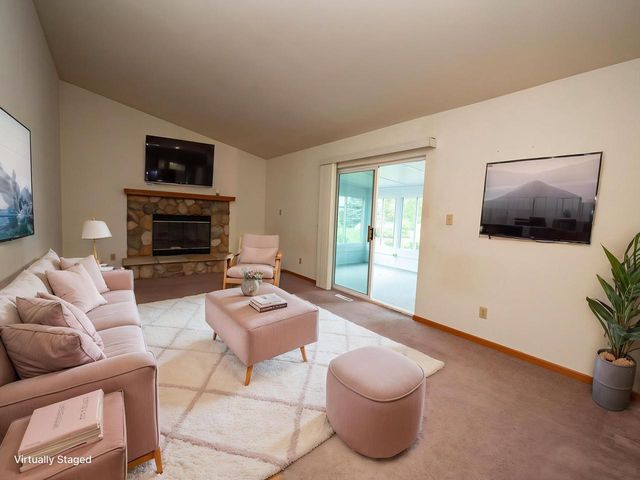 2405 N University DRIVE, Waukesha, WI 53188