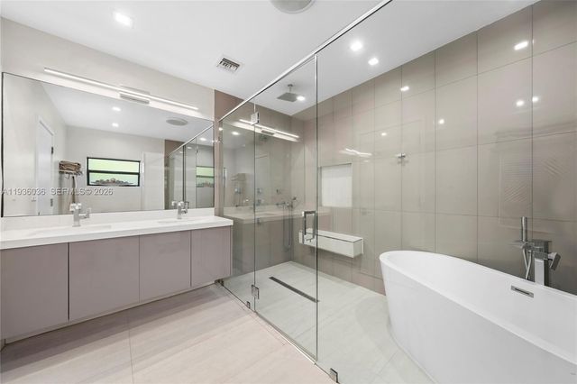 3141 N Bay Rd, Miami Beach, FL 33140