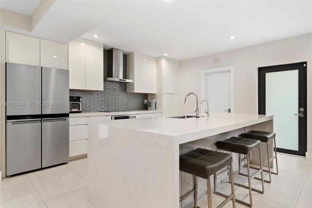 3141 N Bay Rd, Miami Beach, FL 33140