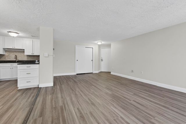 55 River Rd Apt 9C, Manchester, NH 03104