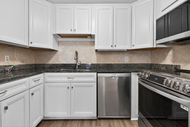 55 River Rd Apt 9C, Manchester, NH 03104