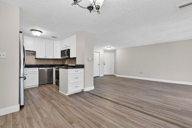 55 River Rd Apt 9C, Manchester, NH 03104