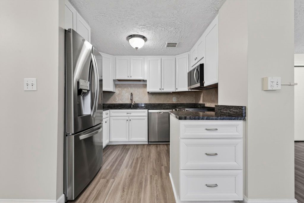 55 River Rd Apt 9C, Manchester, NH 03104