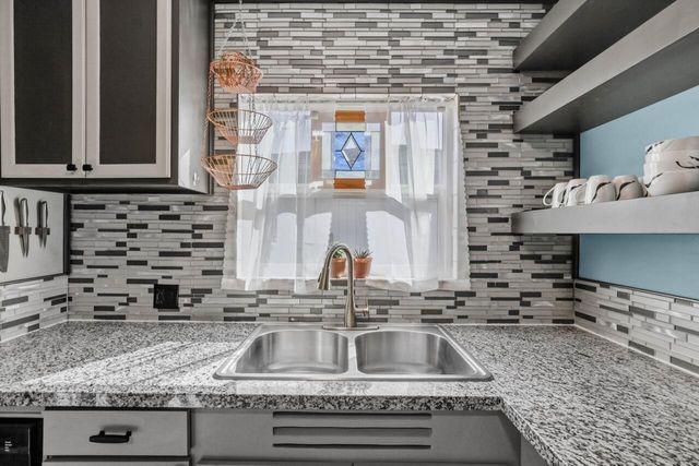 325 W Barnett Road, Medford, OR 97501