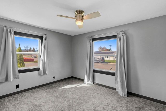 325 W Barnett Road, Medford, OR 97501