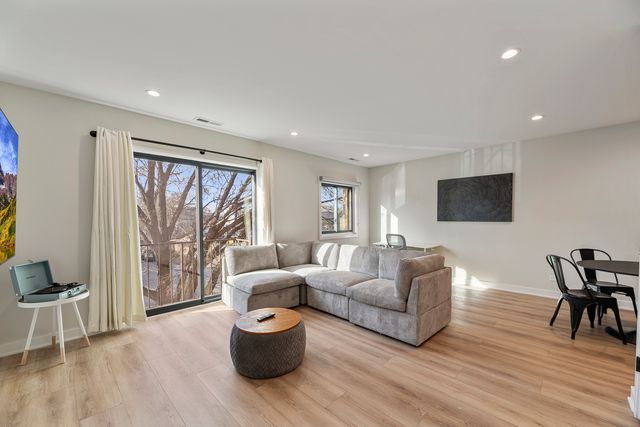 7109 N Western Avenue 2N, Chicago, IL 60645