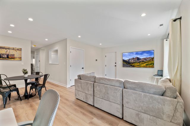 7109 N Western Avenue 2N, Chicago, IL 60645