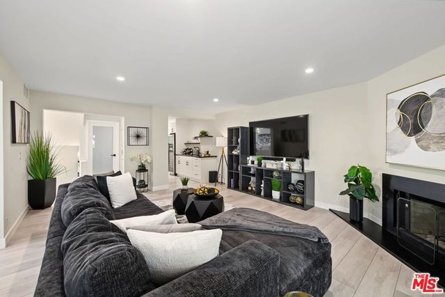 21490 Arcos Drive, Los Angeles, CA 91364