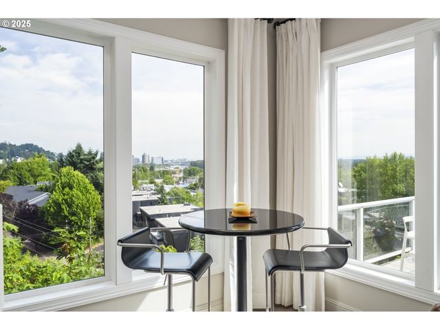 7568 S LAVIEW Dr, Portland, OR 97219