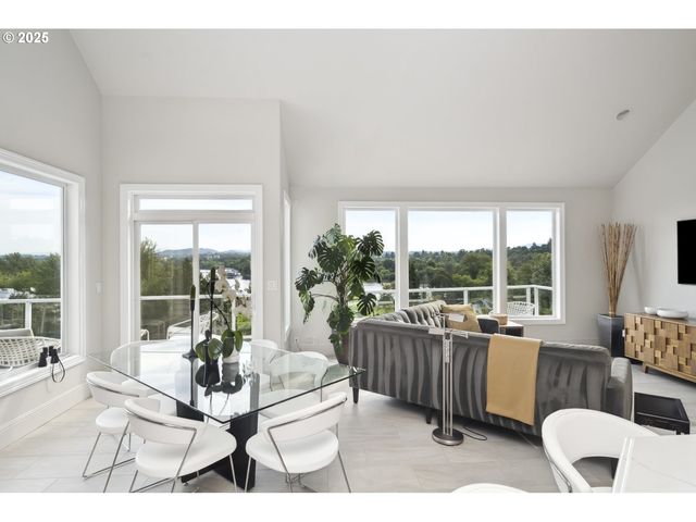 7568 S LAVIEW Dr, Portland, OR 97219