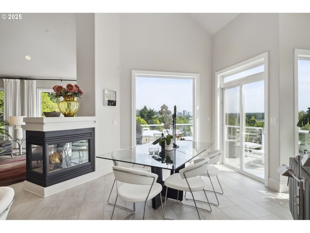 7568 S LAVIEW Dr, Portland, OR 97219