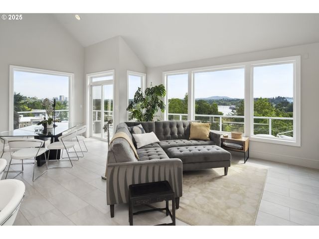 7568 S LAVIEW Dr, Portland, OR 97219