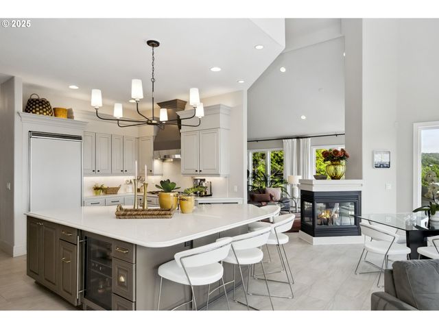 7568 S LAVIEW Dr, Portland, OR 97219