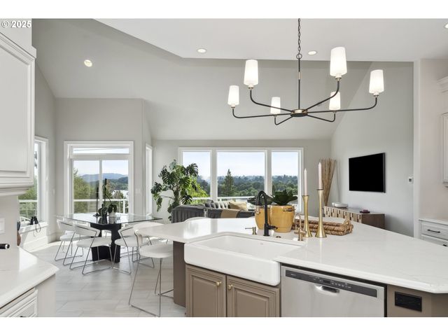 7568 S LAVIEW Dr, Portland, OR 97219