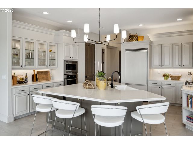 7568 S LAVIEW Dr, Portland, OR 97219