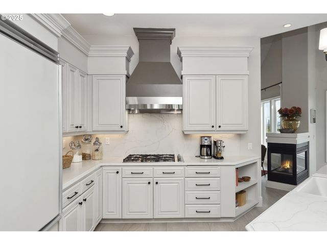 7568 S LAVIEW Dr, Portland, OR 97219