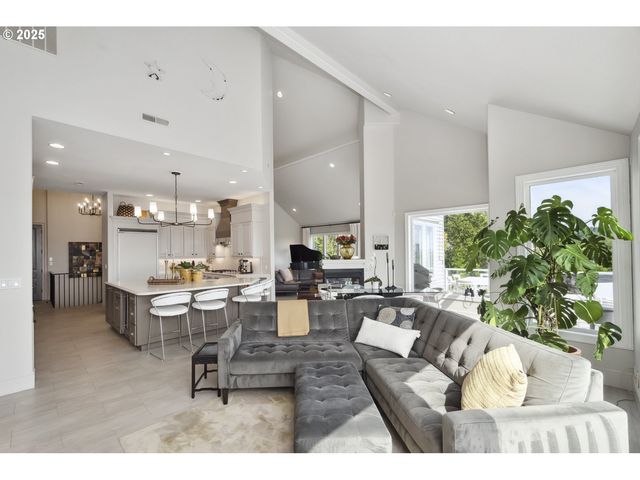 7568 S LAVIEW Dr, Portland, OR 97219