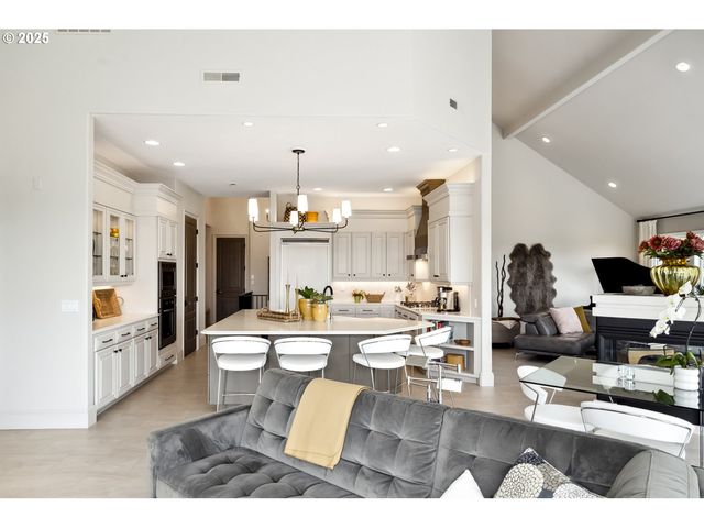 7568 S LAVIEW Dr, Portland, OR 97219