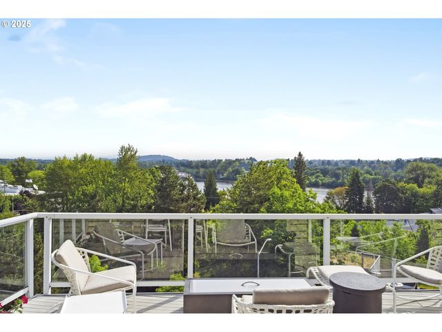 7568 S LAVIEW Dr, Portland, OR 97219