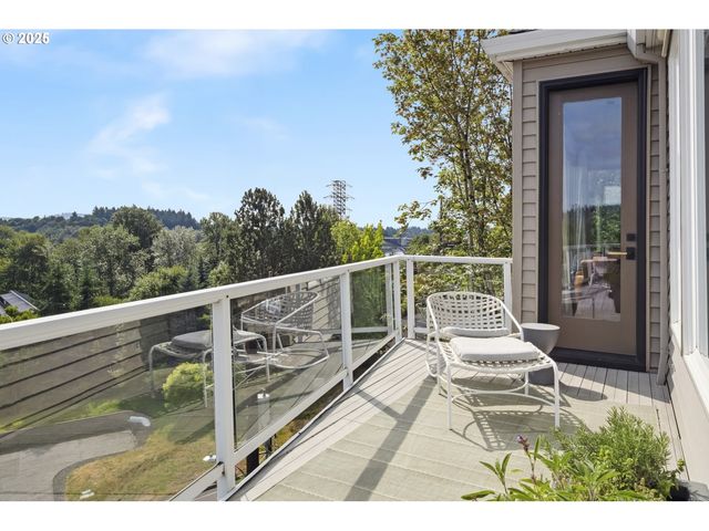 7568 S LAVIEW Dr, Portland, OR 97219