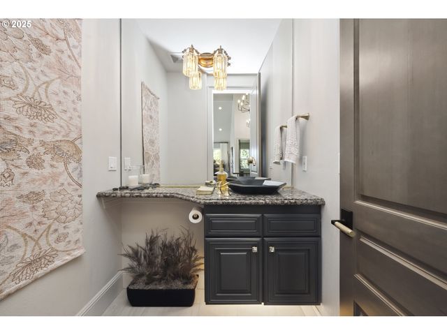 7568 S LAVIEW Dr, Portland, OR 97219