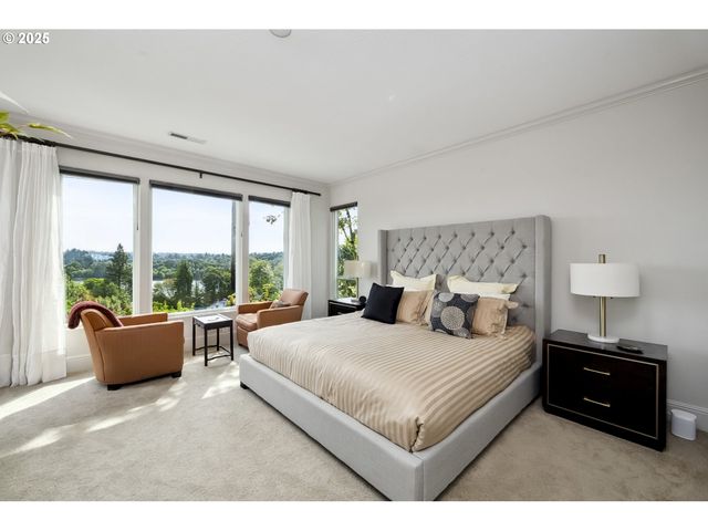 7568 S LAVIEW Dr, Portland, OR 97219