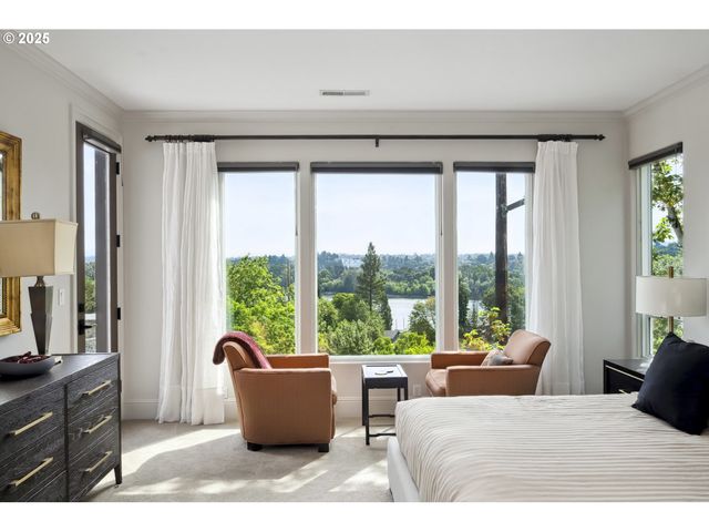 7568 S LAVIEW Dr, Portland, OR 97219