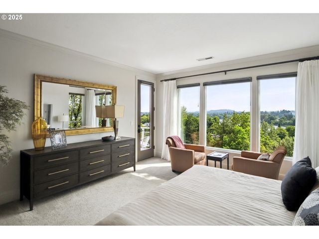 7568 S LAVIEW Dr, Portland, OR 97219