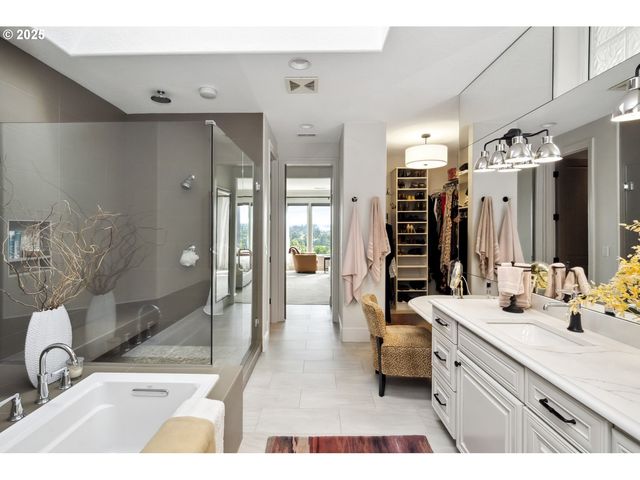 7568 S LAVIEW Dr, Portland, OR 97219