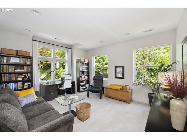 7568 S LAVIEW Dr, Portland, OR 97219