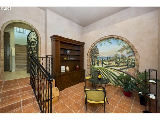 7568 S LAVIEW Dr, Portland, OR 97219