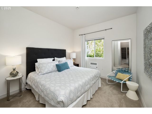 7568 S LAVIEW Dr, Portland, OR 97219