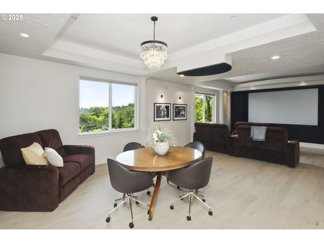 7568 S LAVIEW Dr, Portland, OR 97219