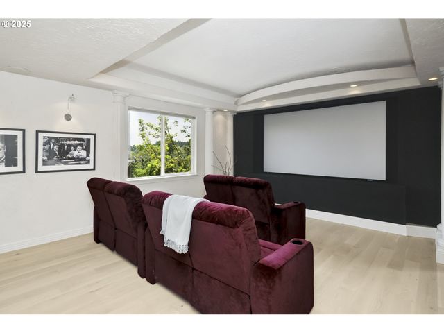 7568 S LAVIEW Dr, Portland, OR 97219