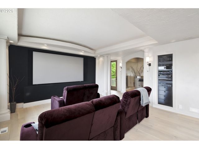 7568 S LAVIEW Dr, Portland, OR 97219