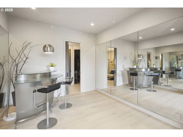 7568 S LAVIEW Dr, Portland, OR 97219