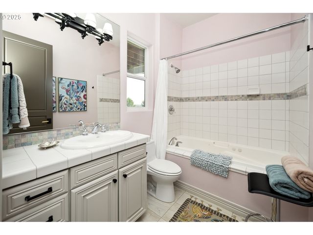 7568 S LAVIEW Dr, Portland, OR 97219