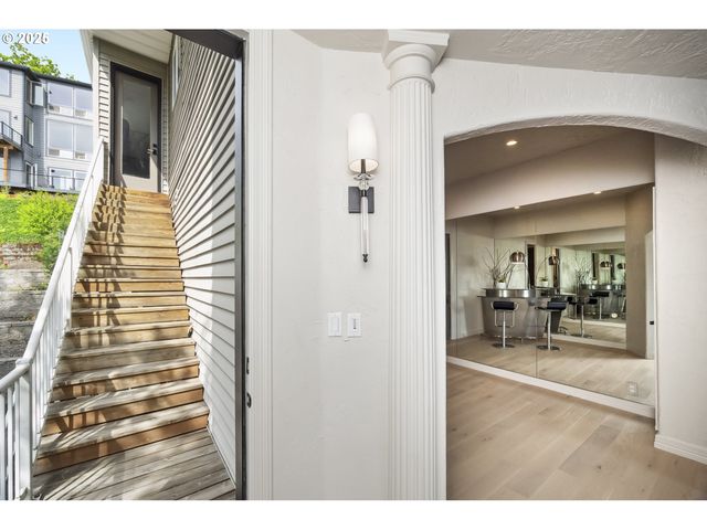 7568 S LAVIEW Dr, Portland, OR 97219