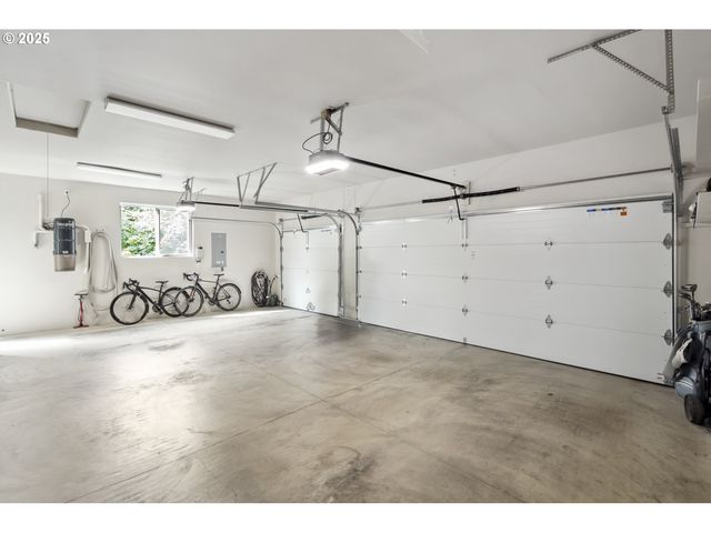 7568 S LAVIEW Dr, Portland, OR 97219