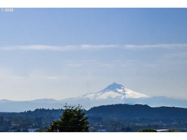 7568 S LAVIEW Dr, Portland, OR 97219