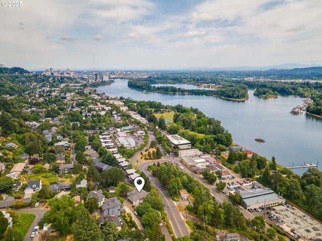 7568 S LAVIEW Dr, Portland, OR 97219