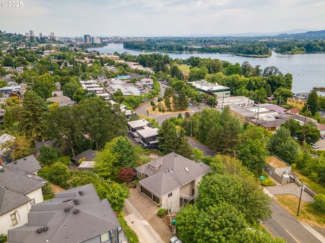 7568 S LAVIEW Dr, Portland, OR 97219