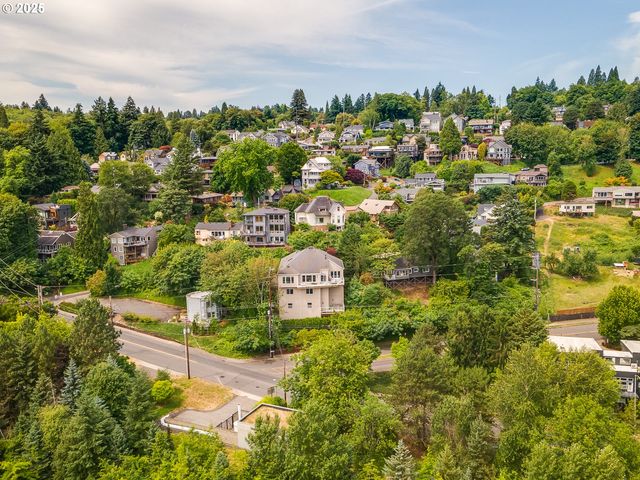 7568 S LAVIEW Dr, Portland, OR 97219