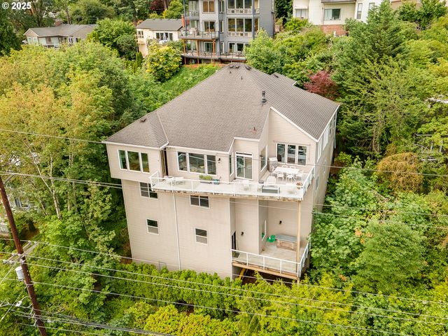 7568 S LAVIEW Dr, Portland, OR 97219